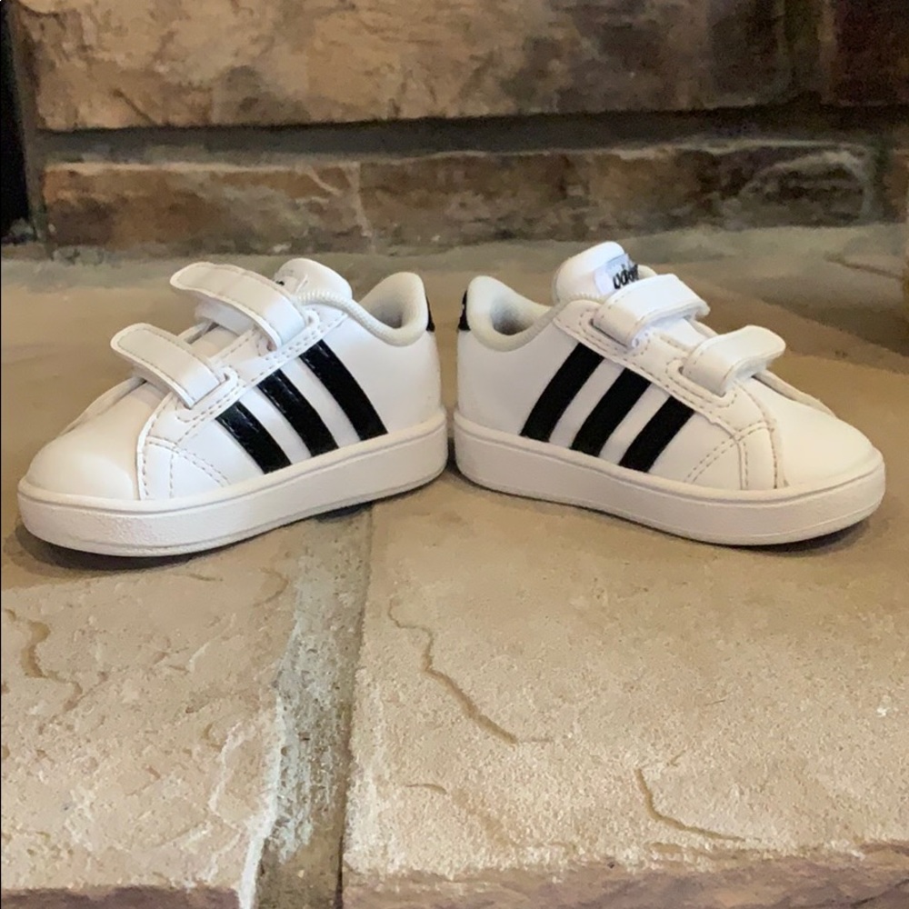 Kids Adidas Sneakers SIZE 4K